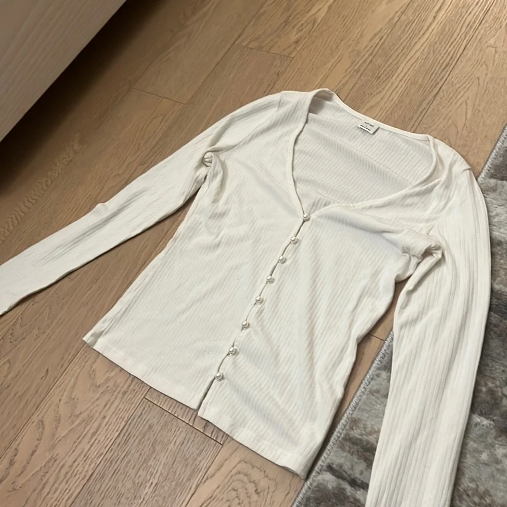 Aritzia pearl button tight long sleeve shirt - Picture 1 of 3